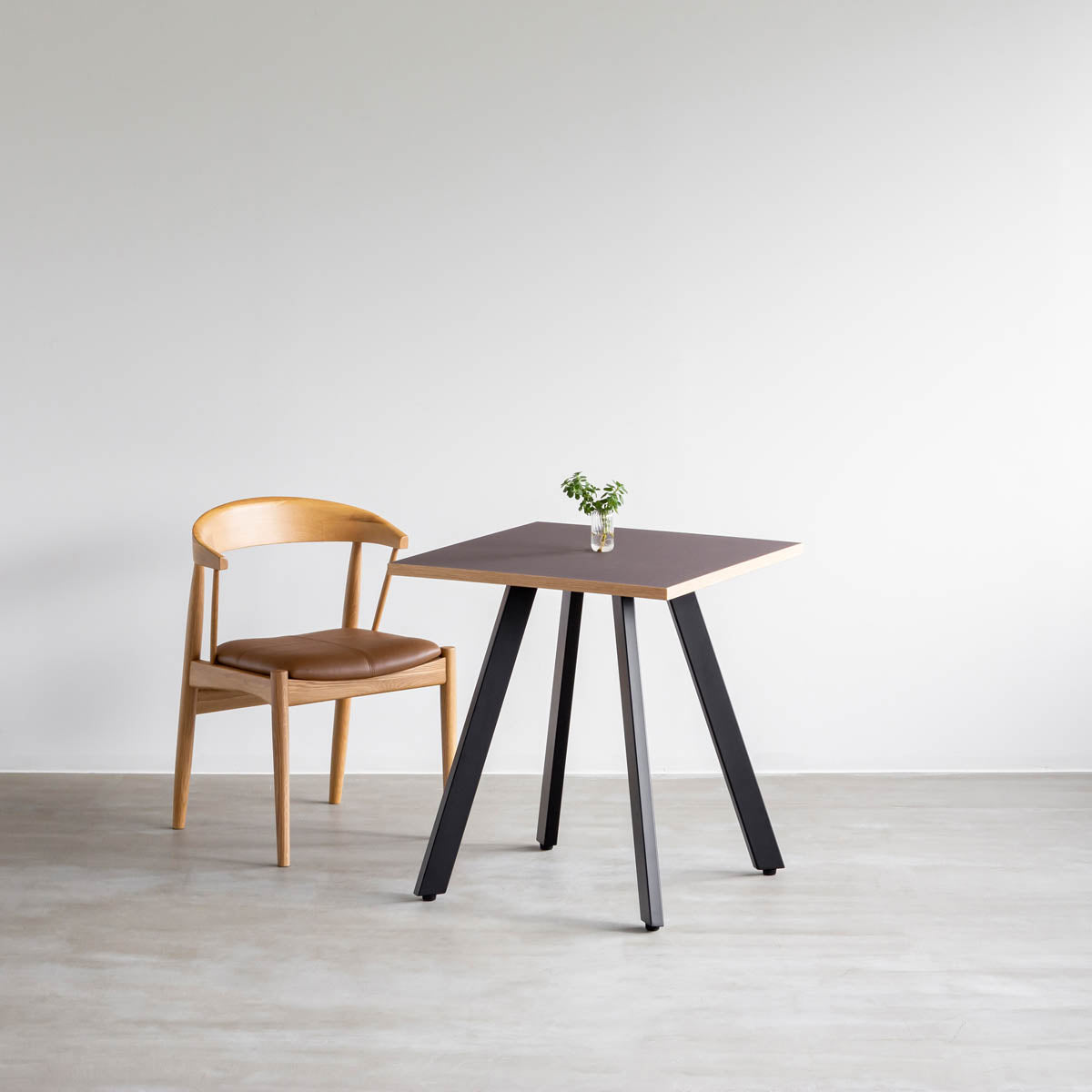 ファニチャーリノリウムMauveのスクエアカフェテーブルの使用例