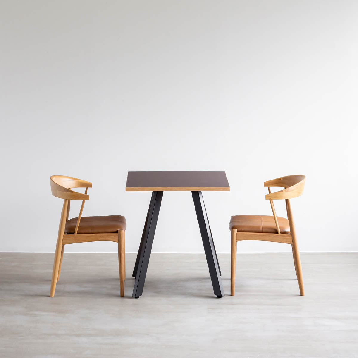 ファニチャーリノリウムMauveのスクエアカフェテーブルの使用例2