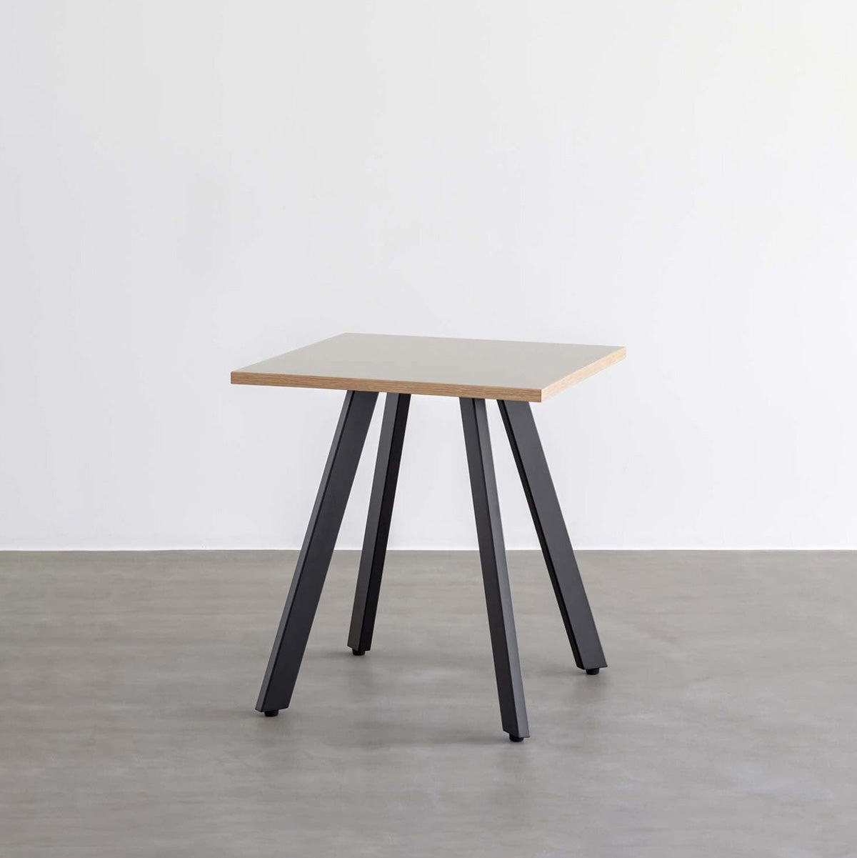 KANADEMONOのファニチャーリノリウムMushroomのスクエアカフェテーブル