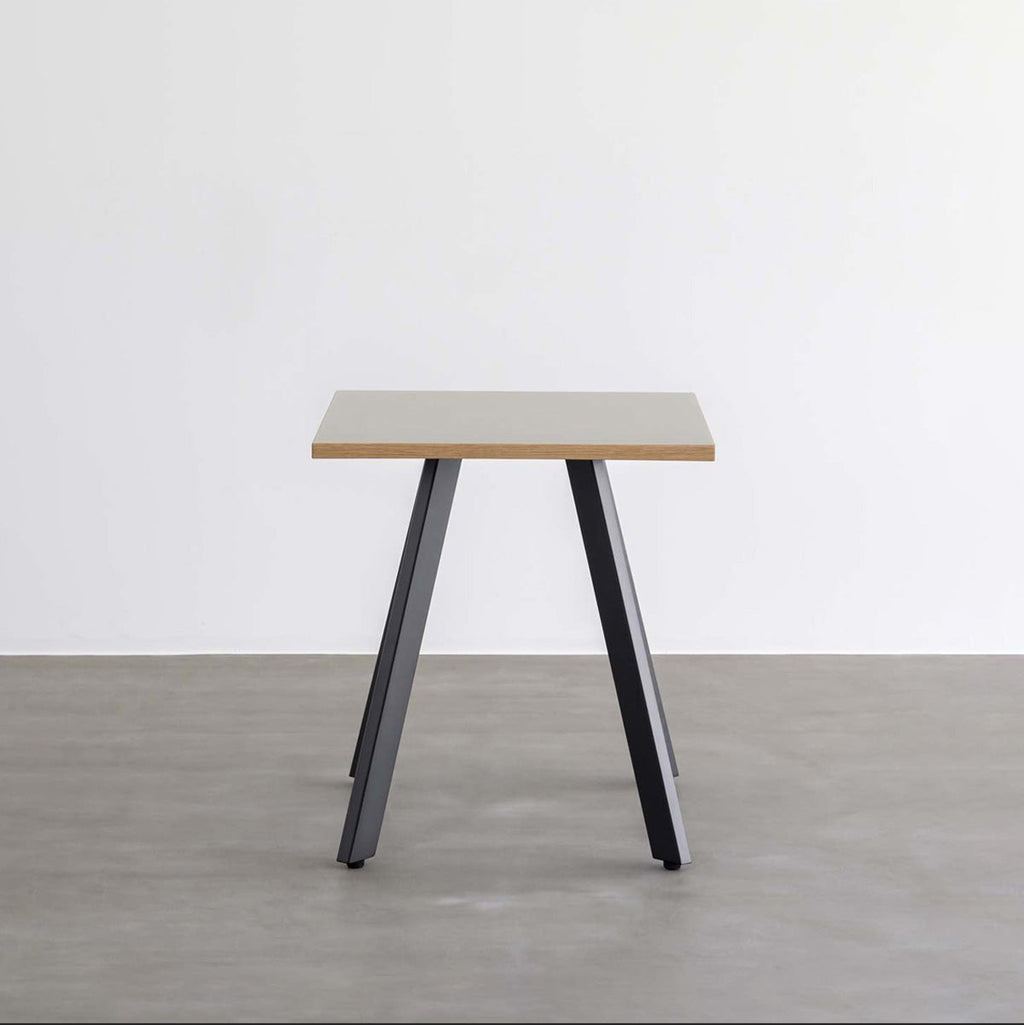 KANADEMONOのファニチャーリノリウムMushroomのスクエアカフェテーブル(正面)