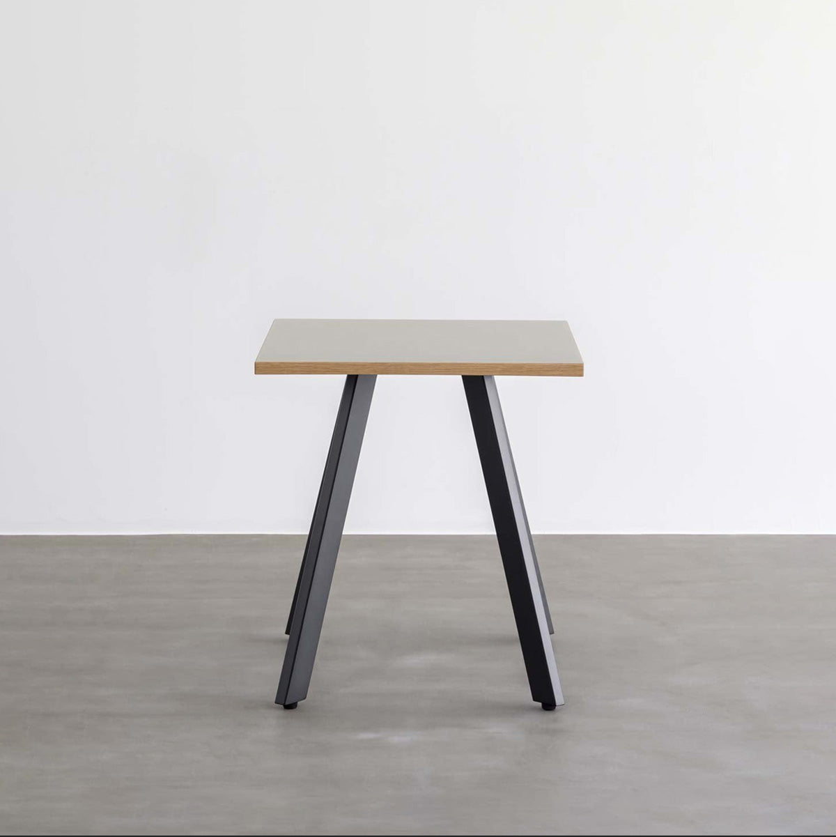 KANADEMONOのファニチャーリノリウムMushroomのスクエアカフェテーブル(正面)