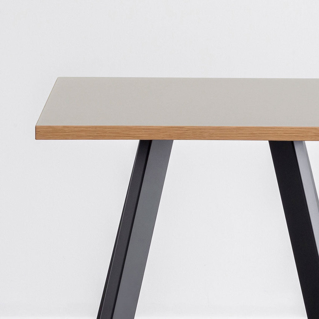 ファニチャーリノリウムMushroomのスクエアカフェテーブル（天板と脚）