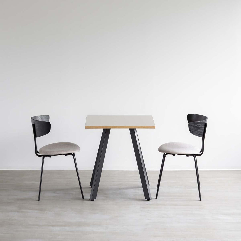 ファニチャーリノリウムMushroomのスクエアカフェテーブルの使用例