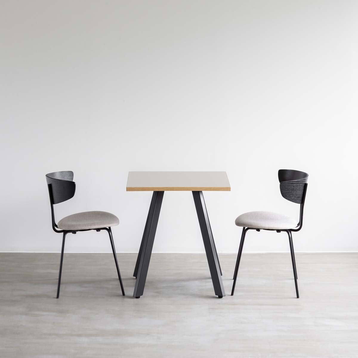 ファニチャーリノリウムMushroomのスクエアカフェテーブルの使用例