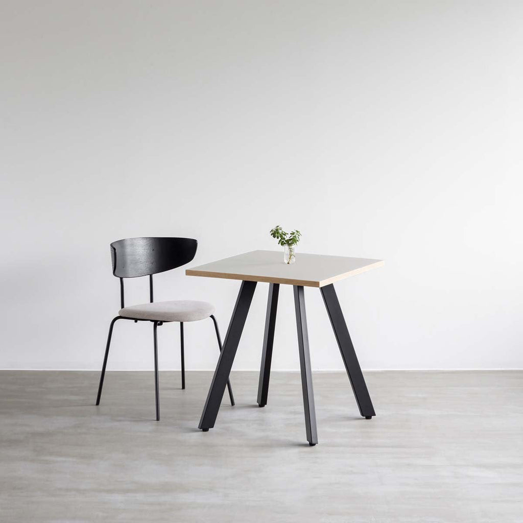 ファニチャーリノリウムMushroomのスクエアカフェテーブルと椅子