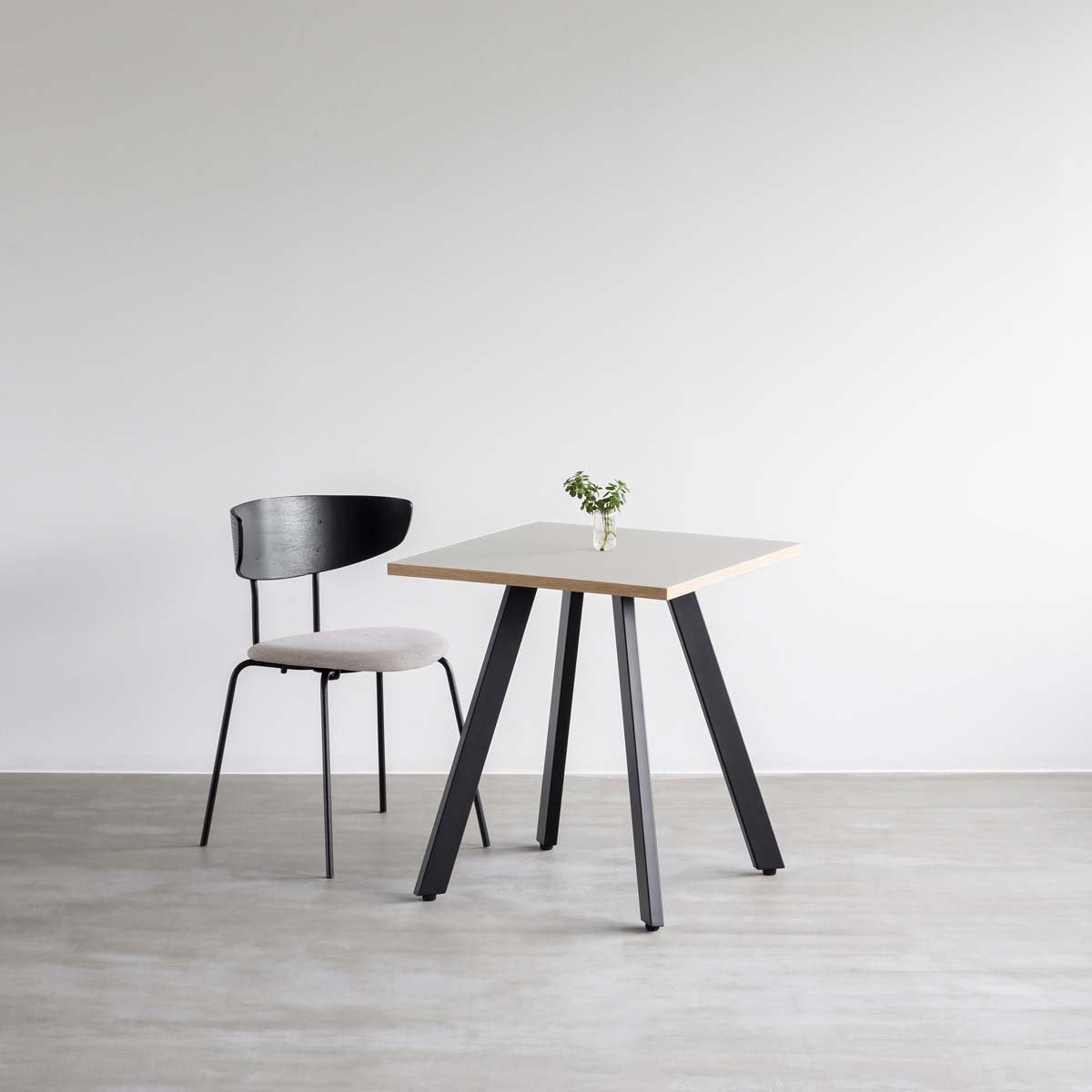 ファニチャーリノリウムMushroomのスクエアカフェテーブルと椅子