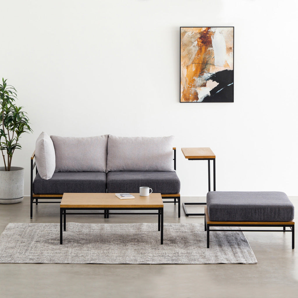 オーク天然木＋ブラックアイアンのシンプルなデザインが洗練された印象のセンターテーブル・Mサイズ（同シリーズのソファ、オットマンとのコーディネートイメージ）