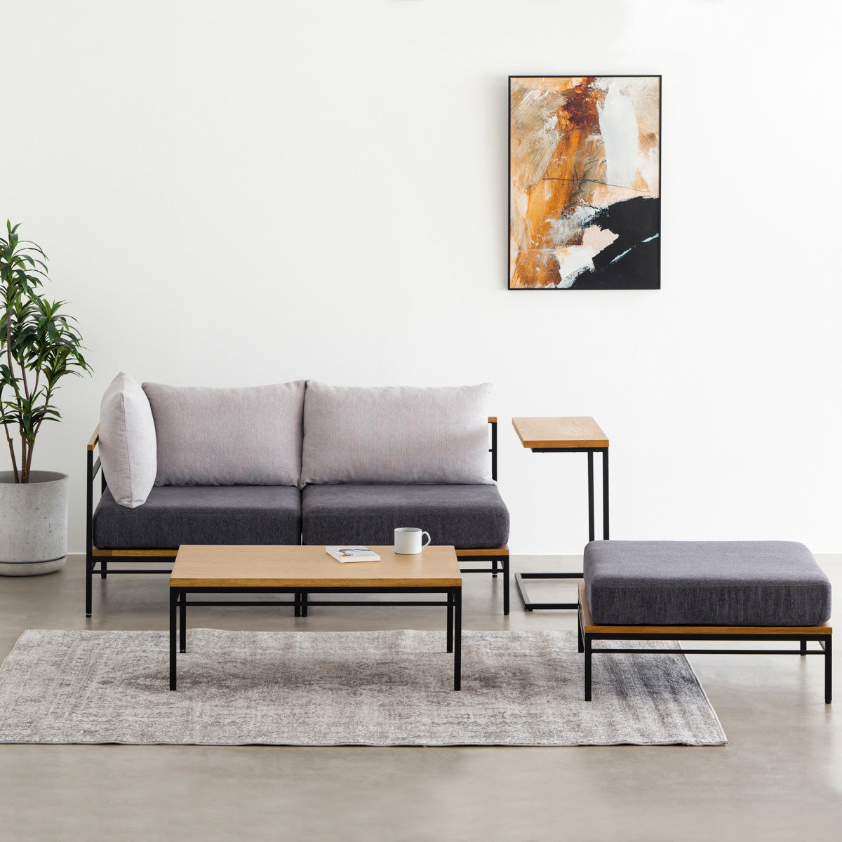 オーク天然木＋ブラックアイアンのシンプルなデザインが洗練された印象のセンターテーブル・Mサイズ（同シリーズのソファ、オットマンとのコーディネートイメージ）