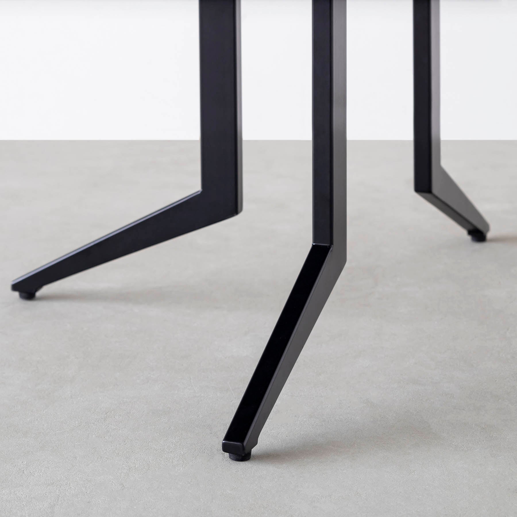 THE LEGS / L Edge × Black Steel