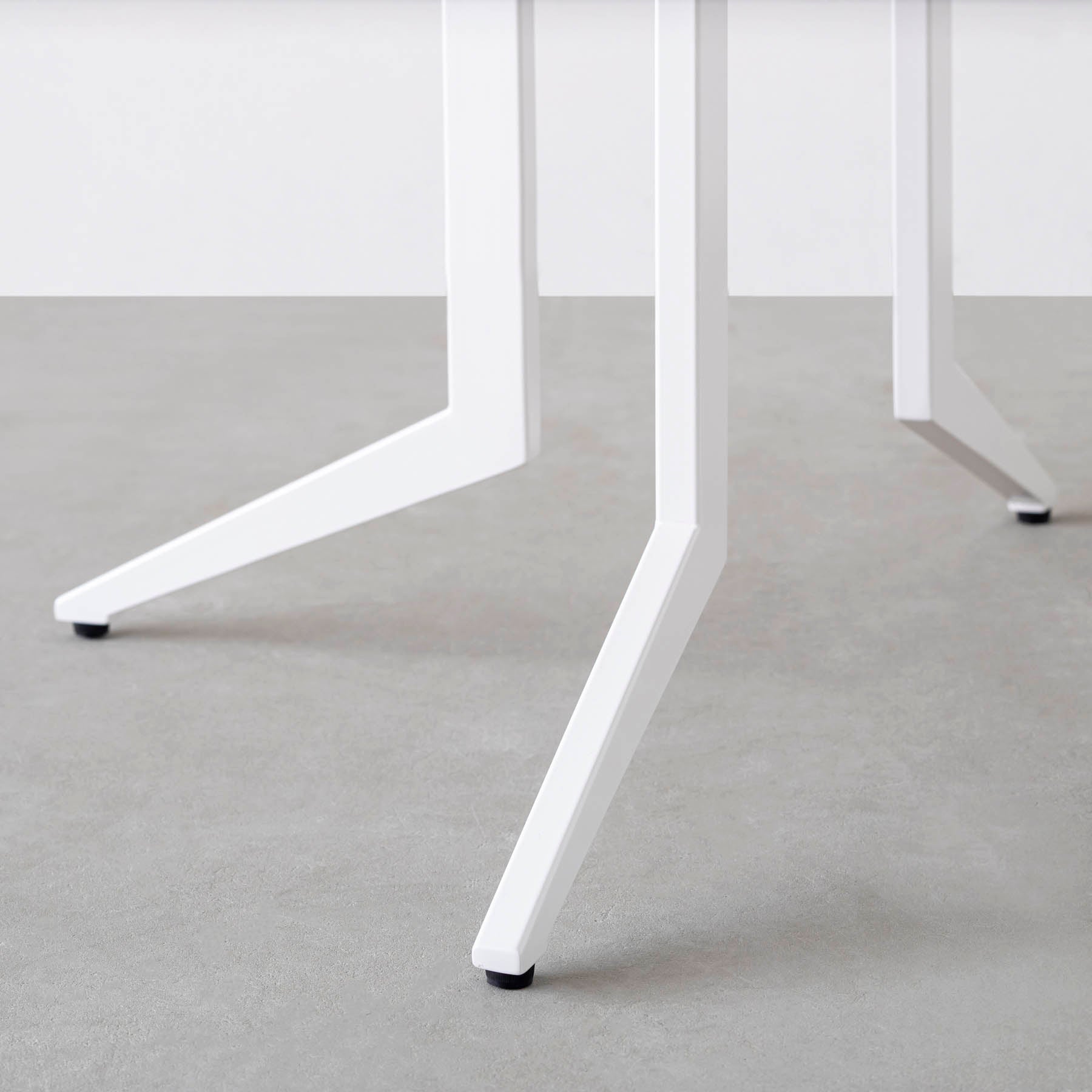 THE LEGS / L Edge × White Steel