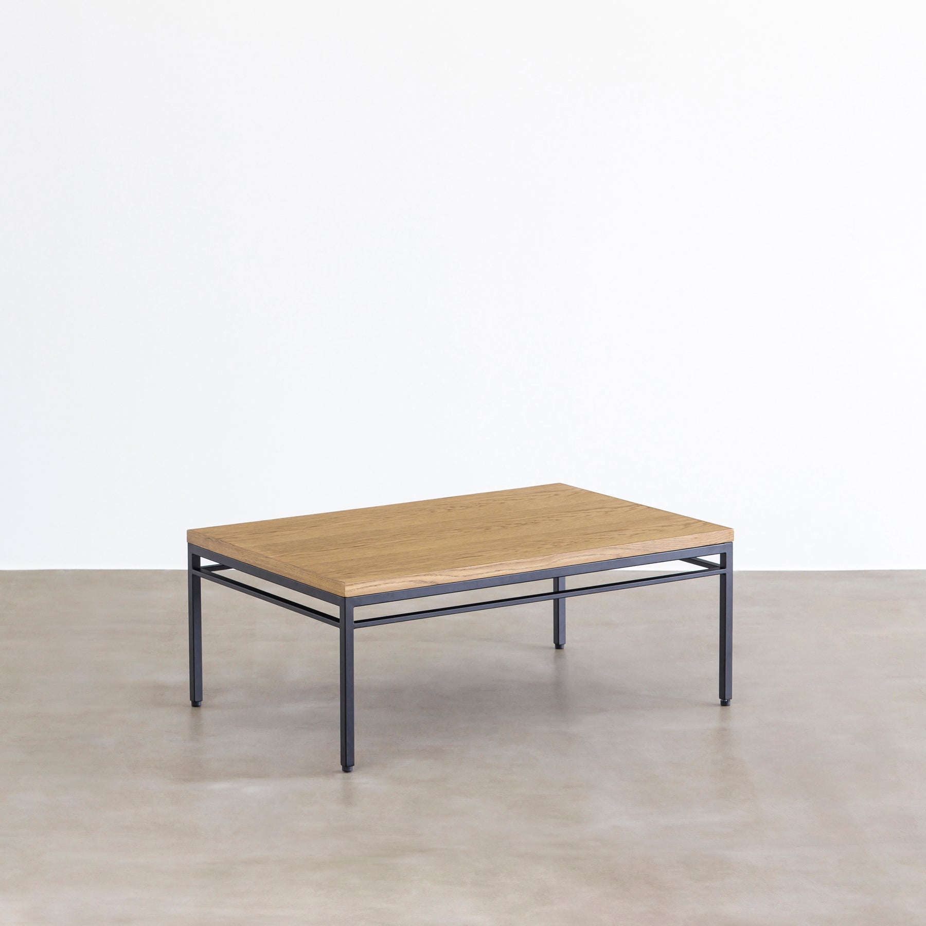 オーク天然木＋ブラックアイアンのシンプルなデザインが洗練された印象のセンターテーブル・Mサイズ（背面）