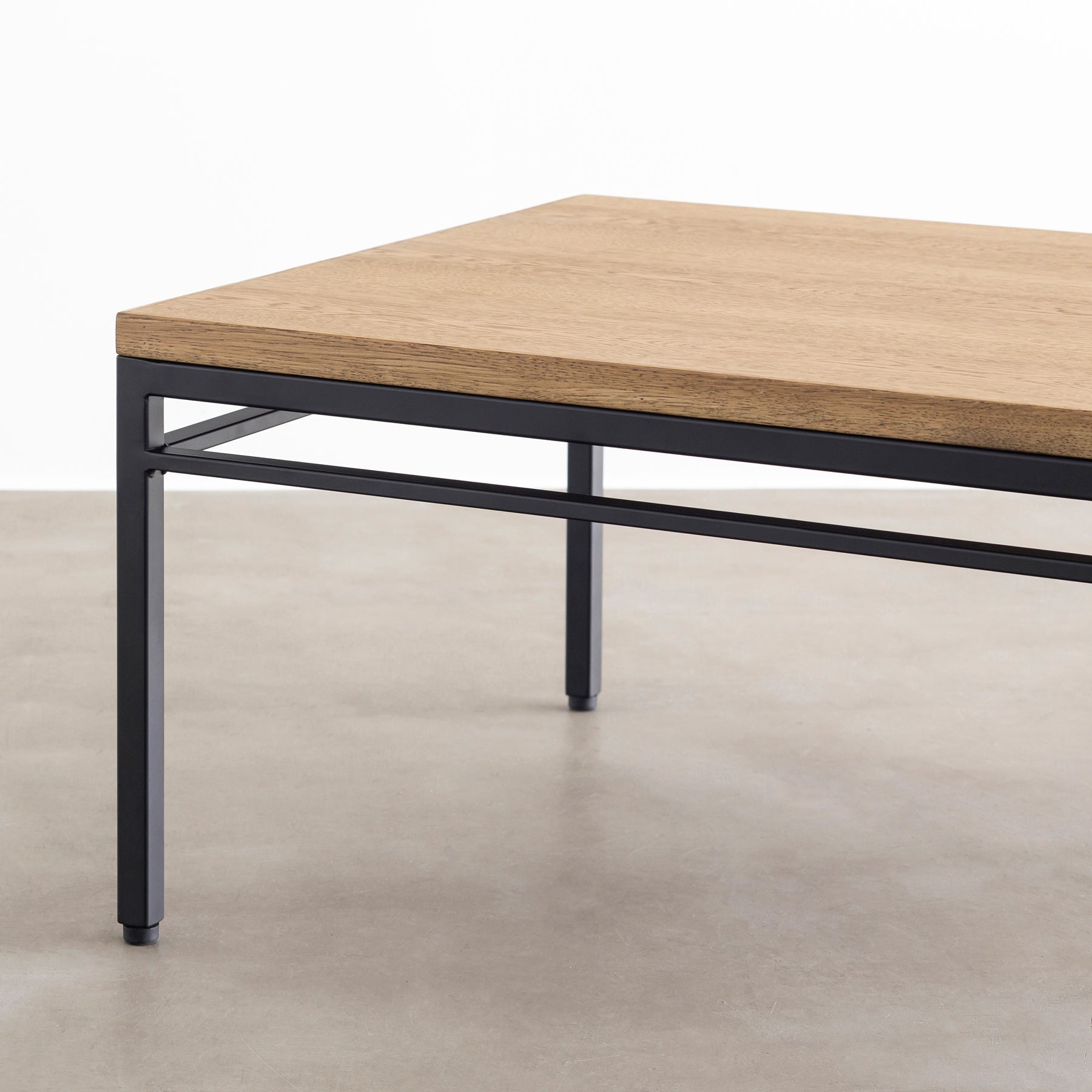 オーク天然木＋ブラックアイアンのシンプルなデザインが洗練された印象のセンターテーブル・Mサイズ（天板と脚）