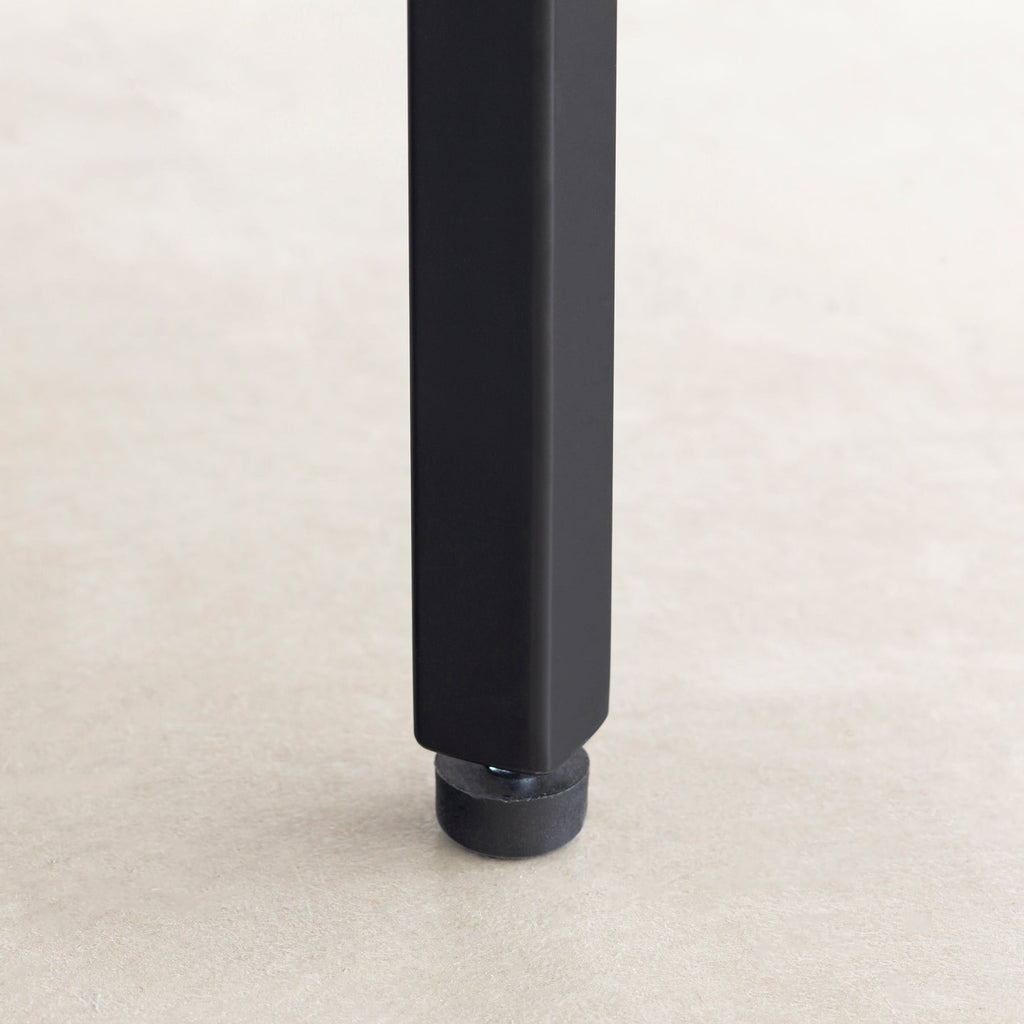 オーク天然木＋ブラックアイアンのシンプルなデザインが洗練された印象のセンターテーブル・Mサイズ（アジャスター部分）