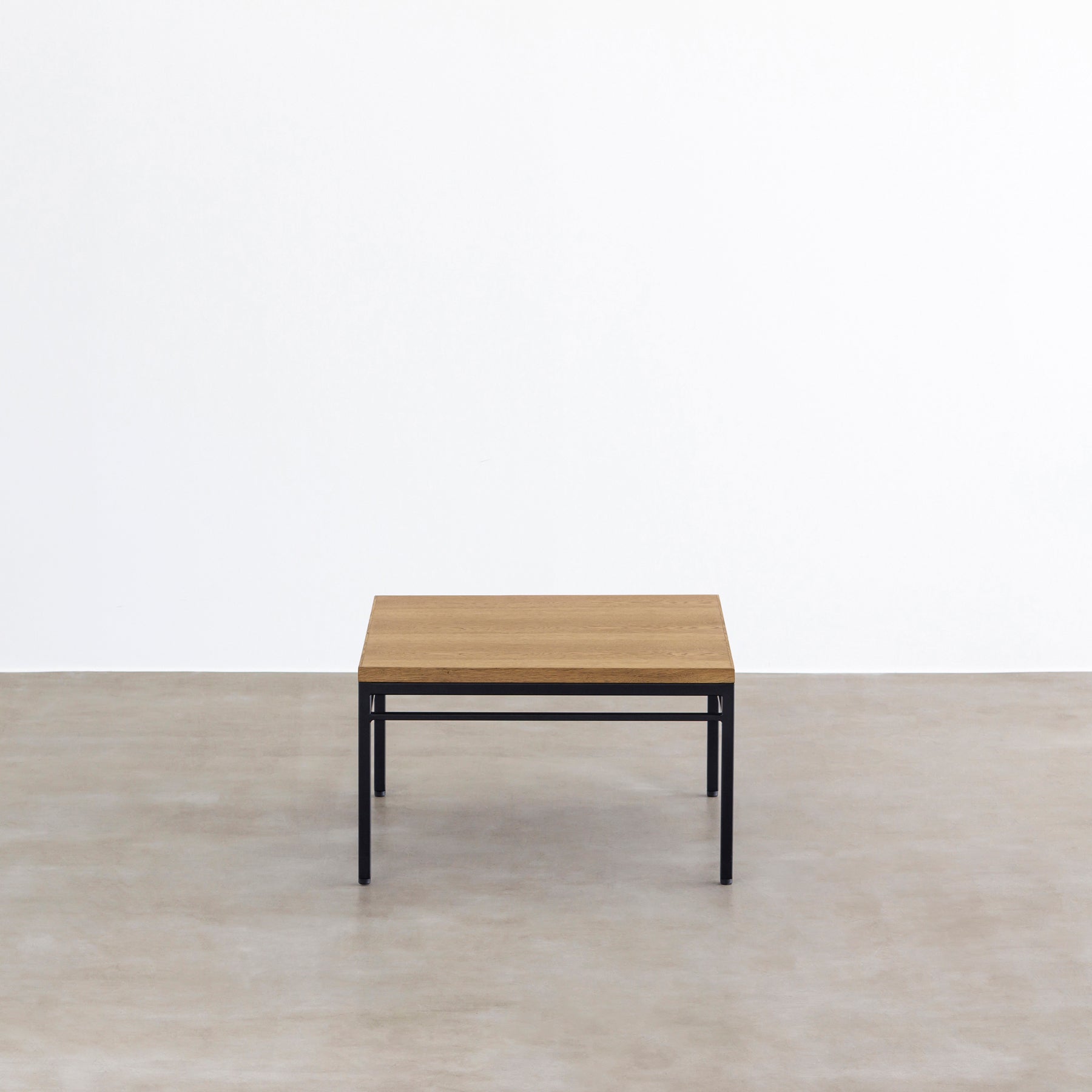 オーク天然木＋ブラックアイアンのシンプルなデザインが洗練された印象のセンターテーブル・Sサイズ（正面）