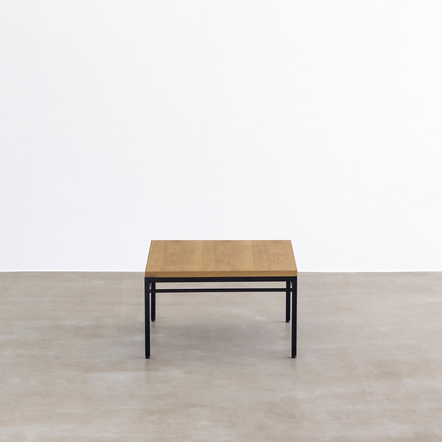 オーク天然木＋ブラックアイアンのシンプルなデザインが洗練された印象のセンターテーブル・Sサイズ（側面）