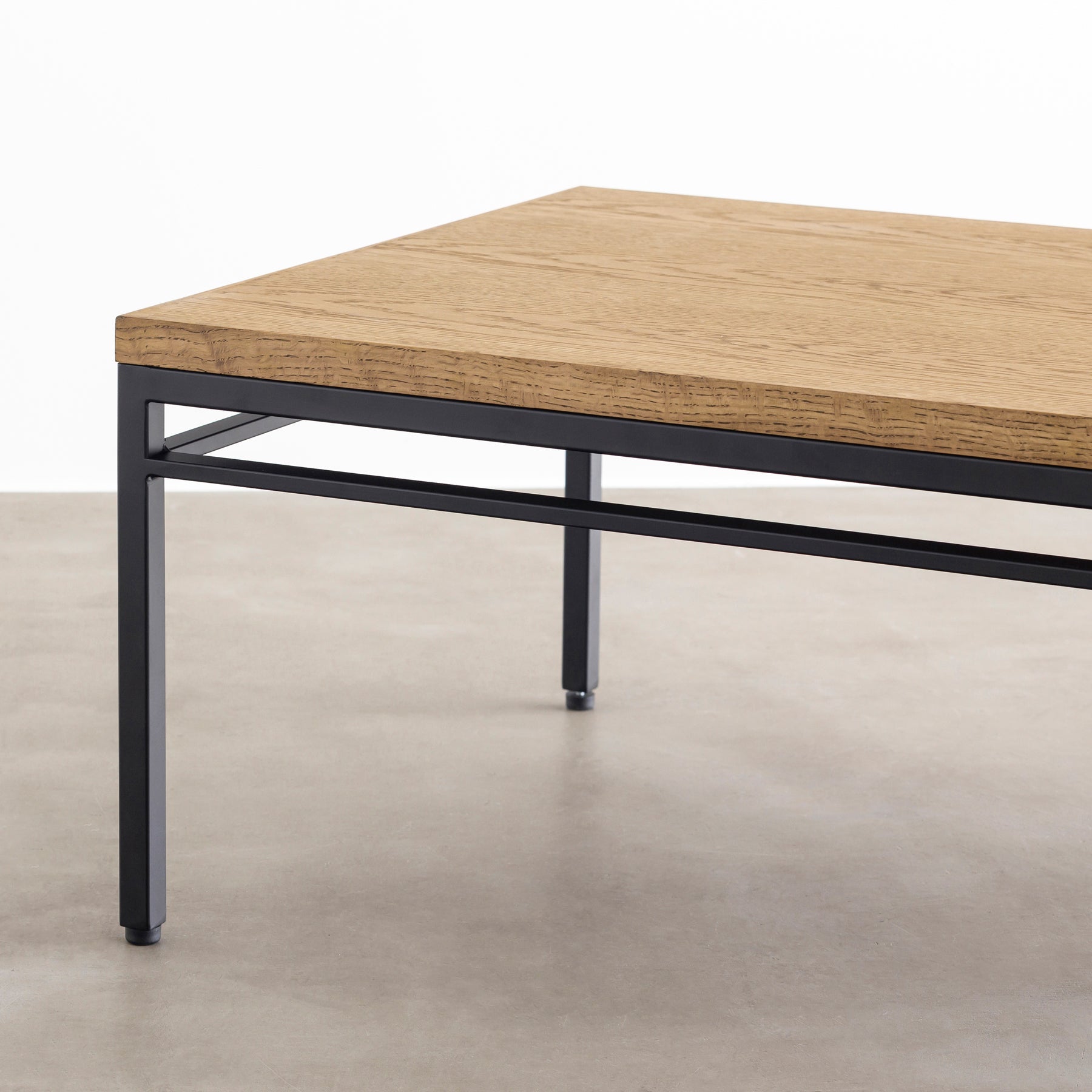 オーク天然木＋ブラックアイアンのシンプルなデザインが洗練された印象のセンターテーブル・Sサイズ（天板と脚）
