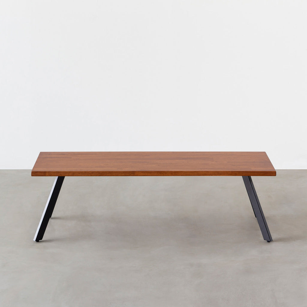 Kanademonoのラバーウッドブラウン天板にブラックの4pinアイアン脚を組み合わせたローテーブル（正面）