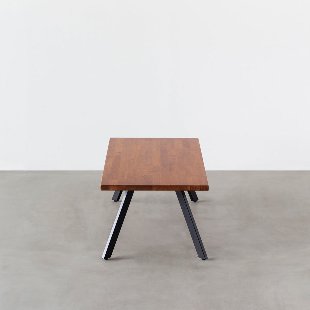 Kanademonoのラバーウッドブラウン天板にブラックの4pinアイアン脚を組み合わせたローテーブル（側面）