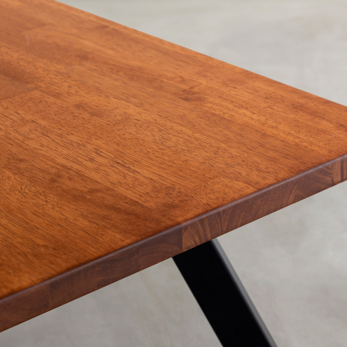 Kanademonoのラバーウッドブラウン天板にブラックの4pinアイアン脚を組み合わせたローテーブル（天板）