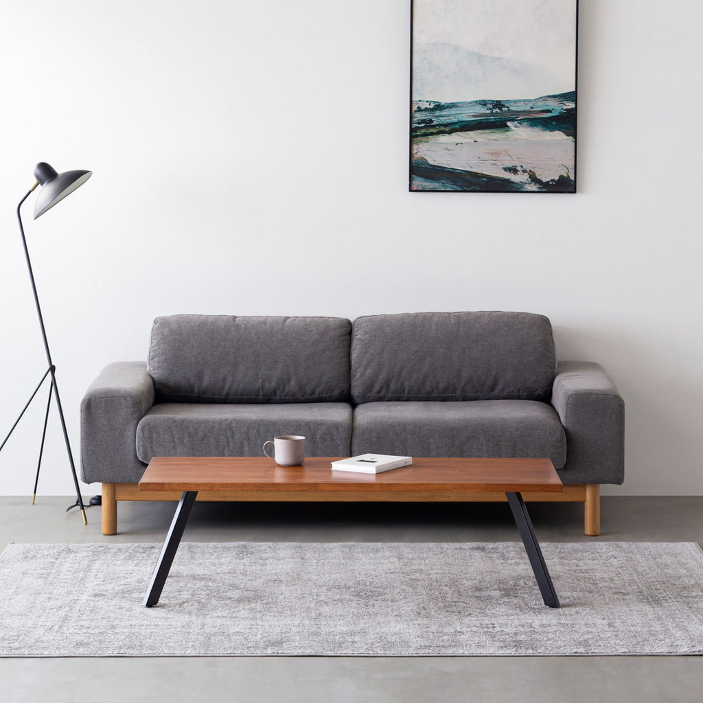 Kanademonoのラバーウッドブラウン天板にブラックの4pinアイアン脚を組み合わせたローテーブル（使用例）