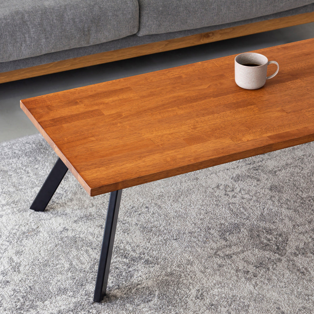 Kanademonoのラバーウッドブラウン天板にブラックの4pinアイアン脚を組み合わせたローテーブル（使用例2）