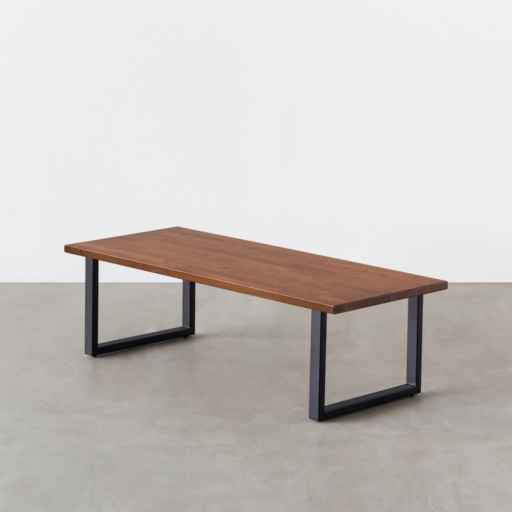 Kanademonoのラバーウッドブラウン天板にブラックのローレクタングル鉄脚を組み合わせたローテーブル