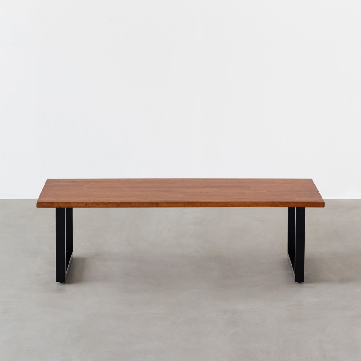 Kanademonoのラバーウッドブラウン天板にブラックのローレクタングル鉄脚を組み合わせたローテーブル（正面）