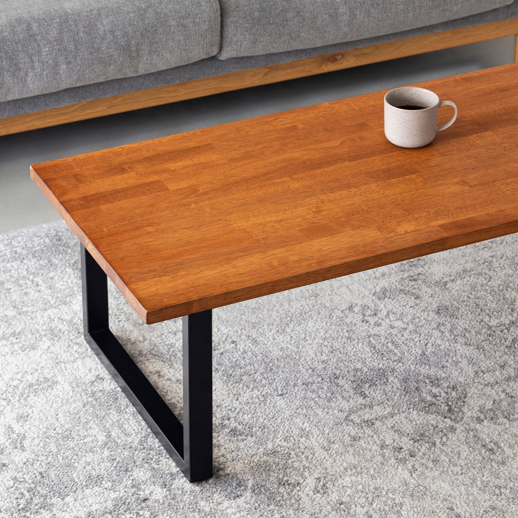 Kanademonoのラバーウッドブラウン天板にブラックのローレクタングル鉄脚を組み合わせたローテーブル（使用例2）