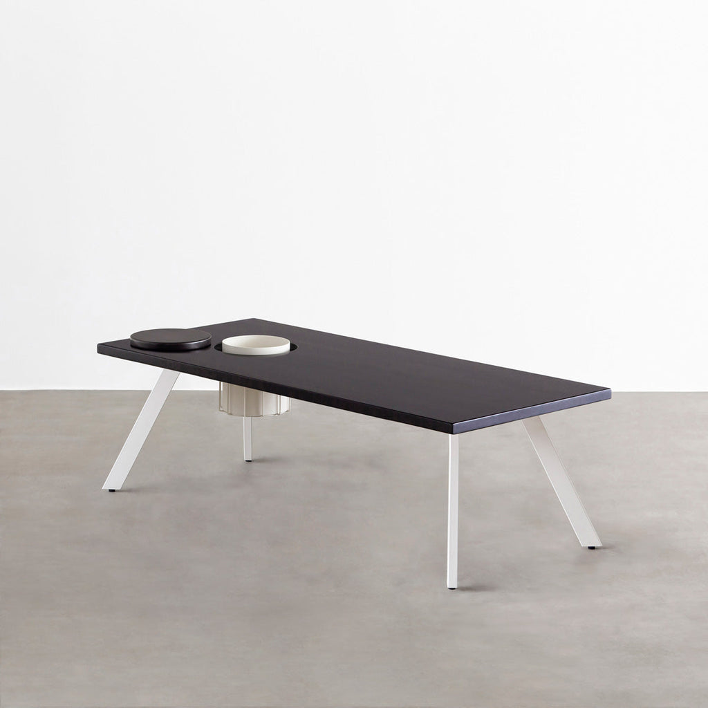 KANADEMONOのワイヤーバスケット付きのラバーウッド材ブラックブラウンカラー天板にマットホワイトのチューブピン鉄脚を組み合わせたローテーブル（斜め）