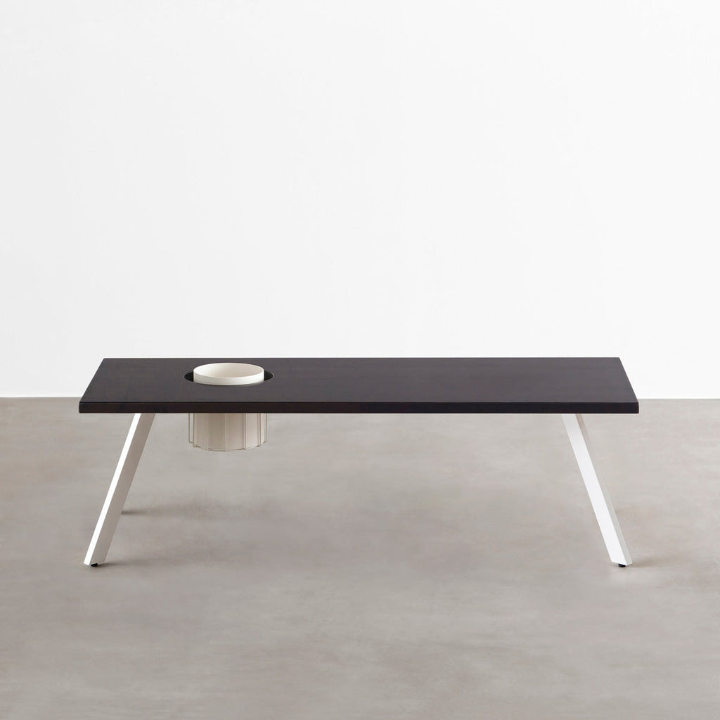 KANADEMONOのワイヤーバスケット付きのラバーウッド材ブラックブラウンカラー天板にマットホワイトのチューブピン鉄脚を組み合わせたローテーブル（正面）