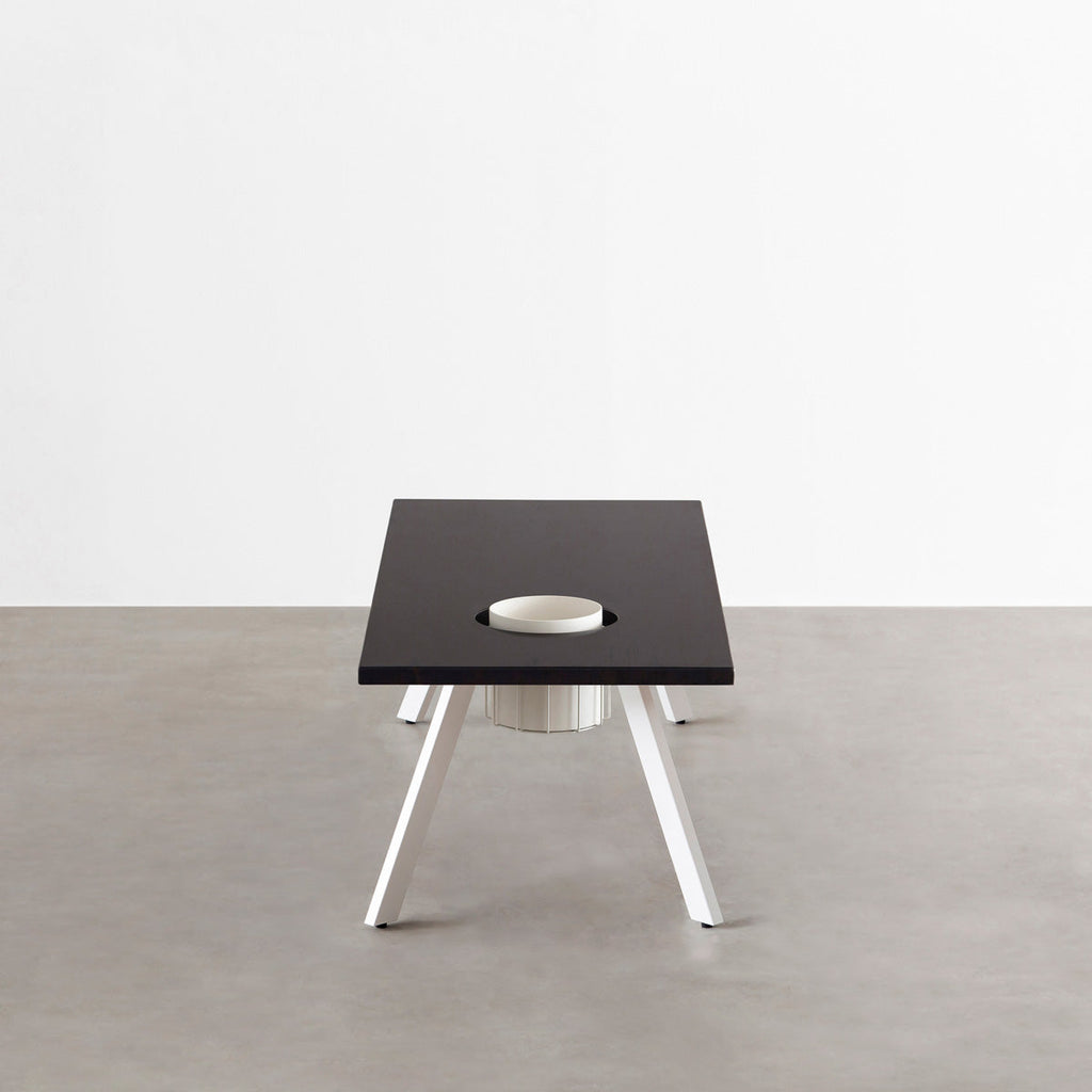 KANADEMONOのワイヤーバスケット付きのラバーウッド材ブラックブラウンカラー天板にマットホワイトのチューブピン鉄脚を組み合わせたローテーブル（側面）