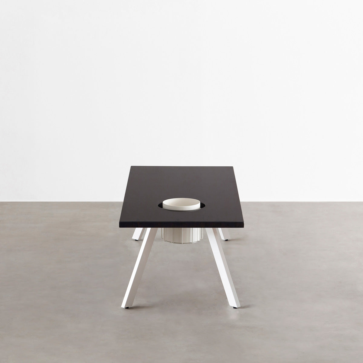 KANADEMONOのワイヤーバスケット付きのラバーウッド材ブラックブラウンカラー天板にマットホワイトのチューブピン鉄脚を組み合わせたローテーブル（側面）