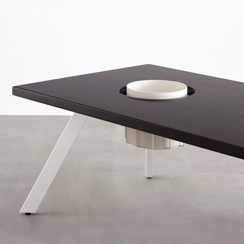 KANADEMONOのワイヤーバスケット付きのラバーウッド材ブラックブラウンカラー天板にマットホワイトのチューブピン鉄脚を組み合わせたローテーブル（天板と脚）