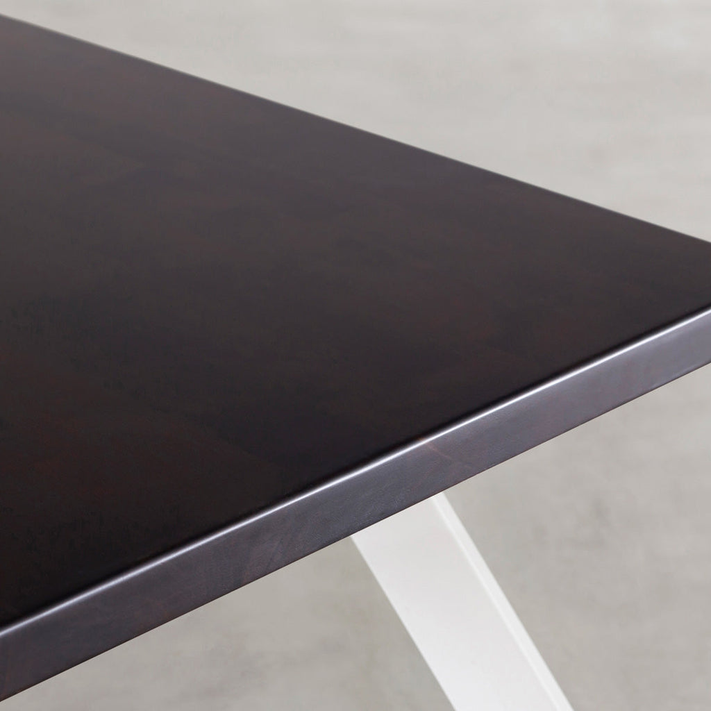 KANADEMONOのワイヤーバスケット付きのラバーウッド材ブラックブラウンカラー天板にマットホワイトのチューブピン鉄脚を組み合わせたローテーブル（天板寄り）