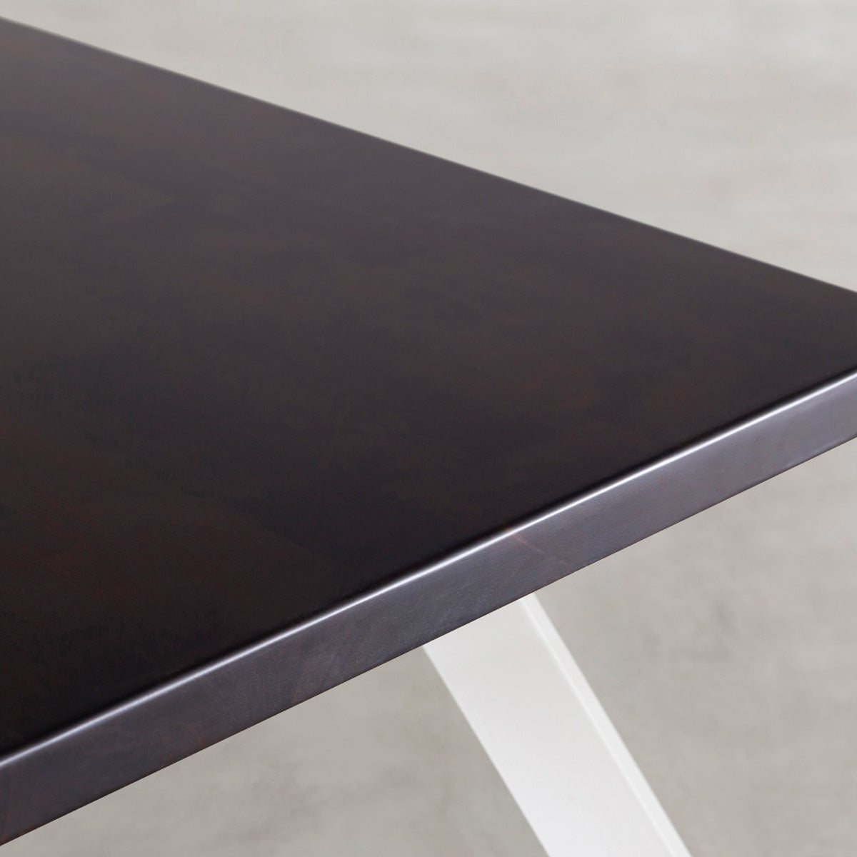 KANADEMONOのワイヤーバスケット付きのラバーウッド材ブラックブラウンカラー天板にマットホワイトのチューブピン鉄脚を組み合わせたローテーブル（天板寄り）