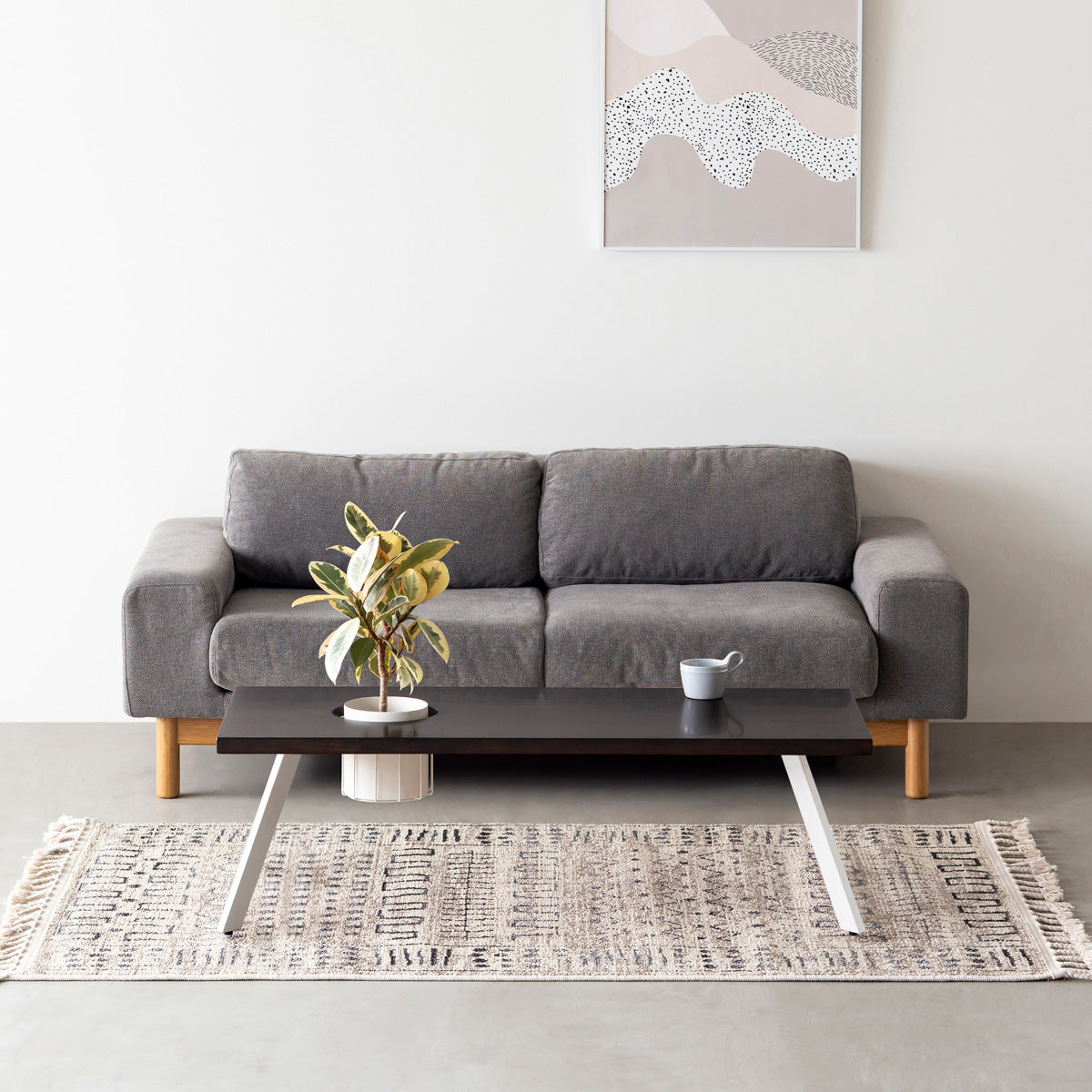 KANADEMONOのワイヤーバスケット付きのラバーウッド材ブラックブラウンカラー天板にマットホワイトのチューブピン鉄脚を組み合わせたローテーブル（使用例2）