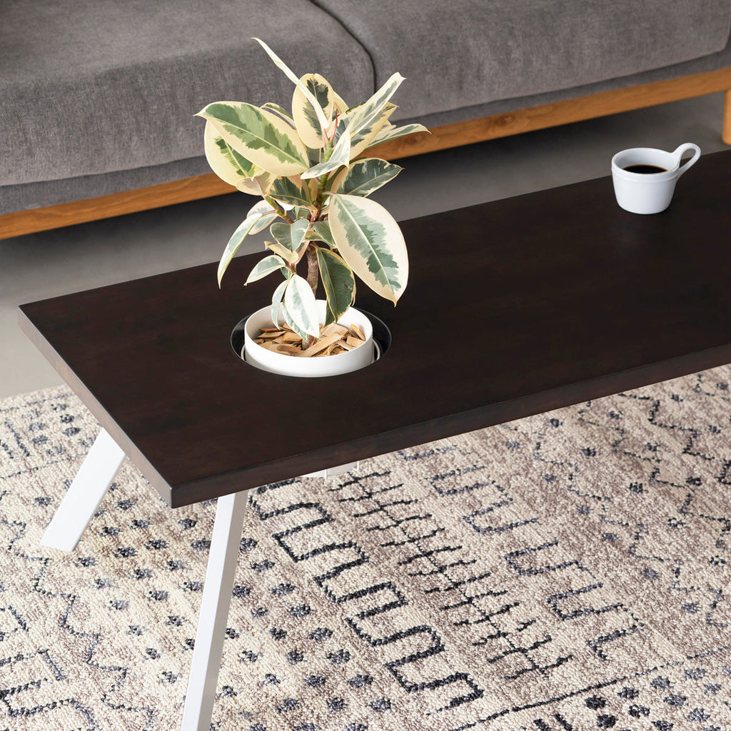 KANADEMONOのワイヤーバスケット付きのラバーウッド材ブラックブラウンカラー天板にマットホワイトのチューブピン鉄脚を組み合わせたローテーブル（使用例3）