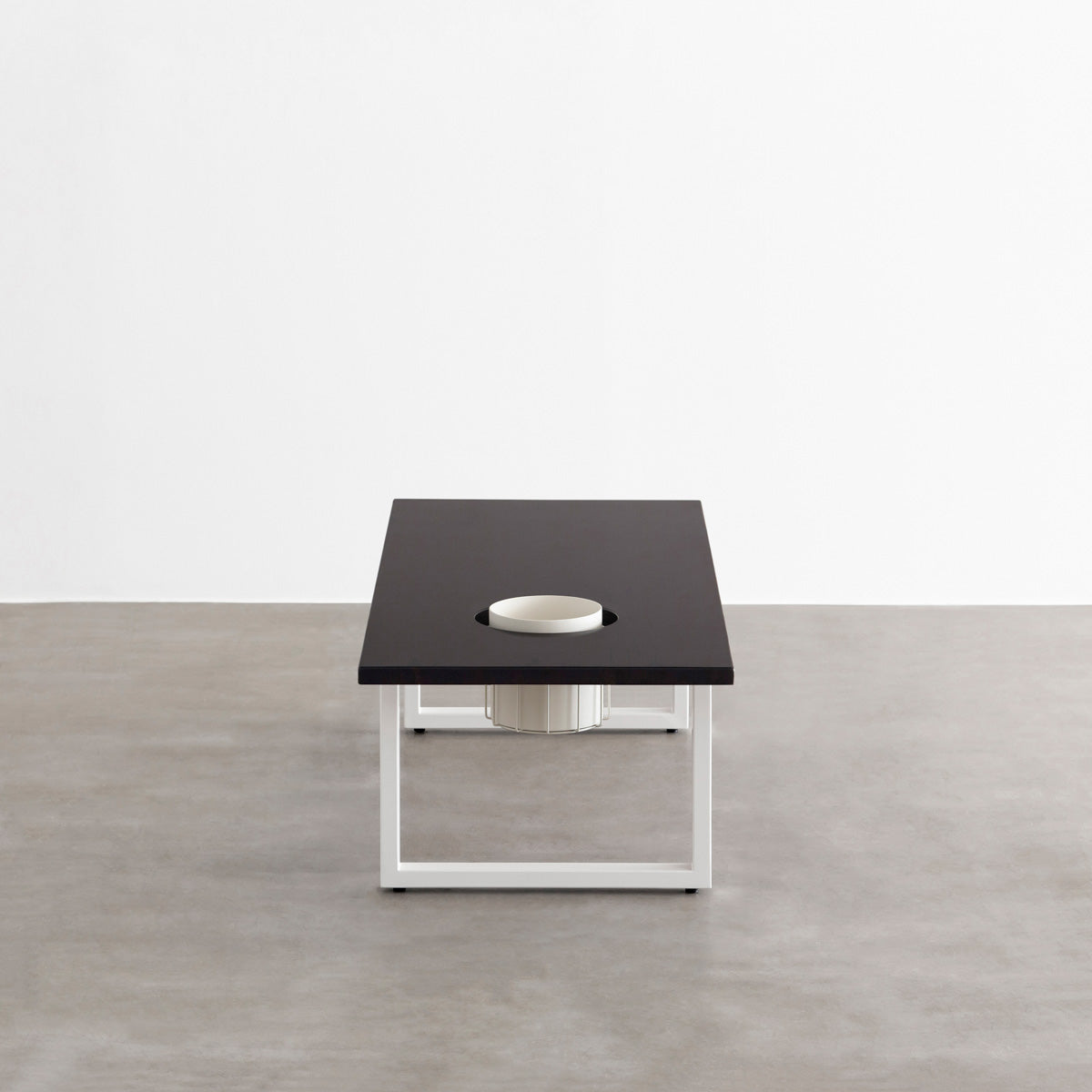 KANADEMONOのワイヤーバスケット付きのラバーウッド材ブラックブラウンカラー天板にマットホワイトのスクエア鉄脚を組み合わせたローテーブル（側面）