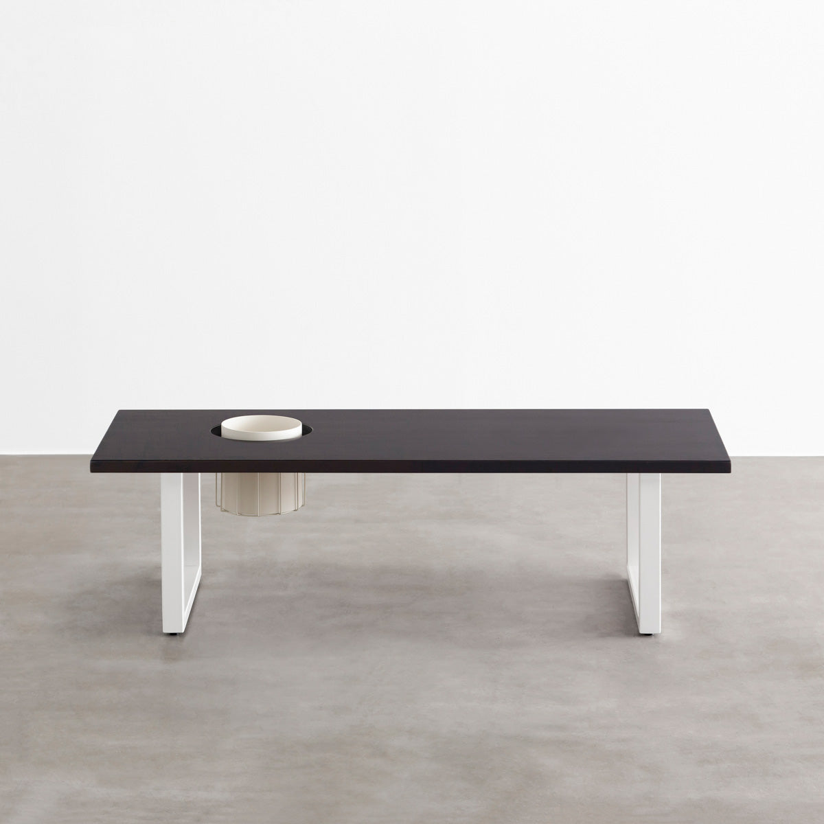 KANADEMONOのワイヤーバスケット付きのラバーウッド材ブラックブラウンカラー天板にマットホワイトのスクエア鉄脚を組み合わせたローテーブル（正面）