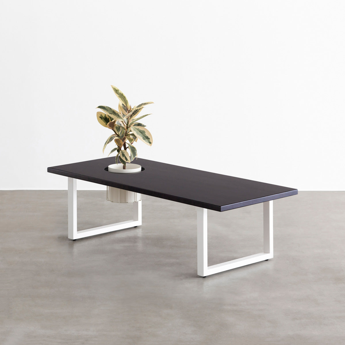 KANADEMONOのワイヤーバスケット付きのラバーウッド材ブラックブラウンカラー天板にマットホワイトのスクエア鉄脚を組み合わせたローテーブル（使用例）