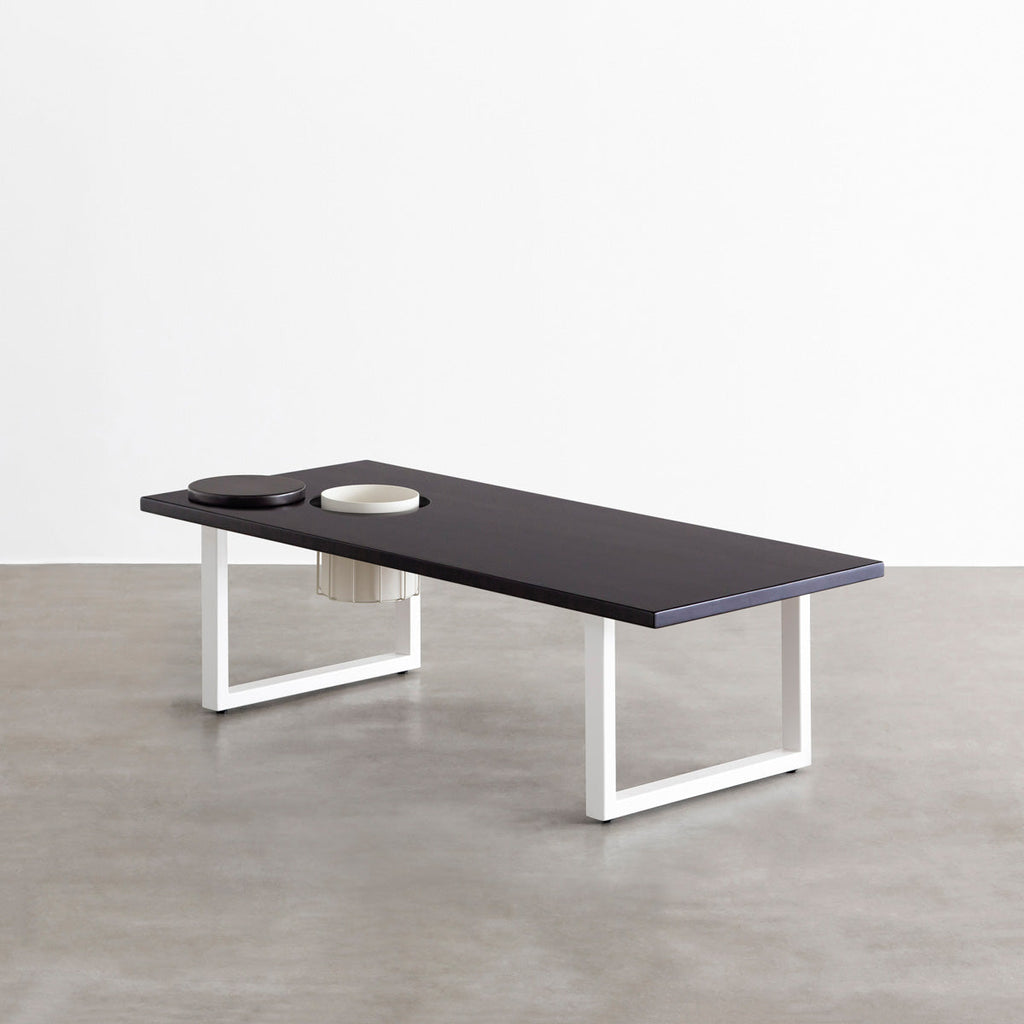 KANADEMONOのワイヤーバスケット付きのラバーウッド材ブラックブラウンカラー天板にマットホワイトのスクエア鉄脚を組み合わせたローテーブル