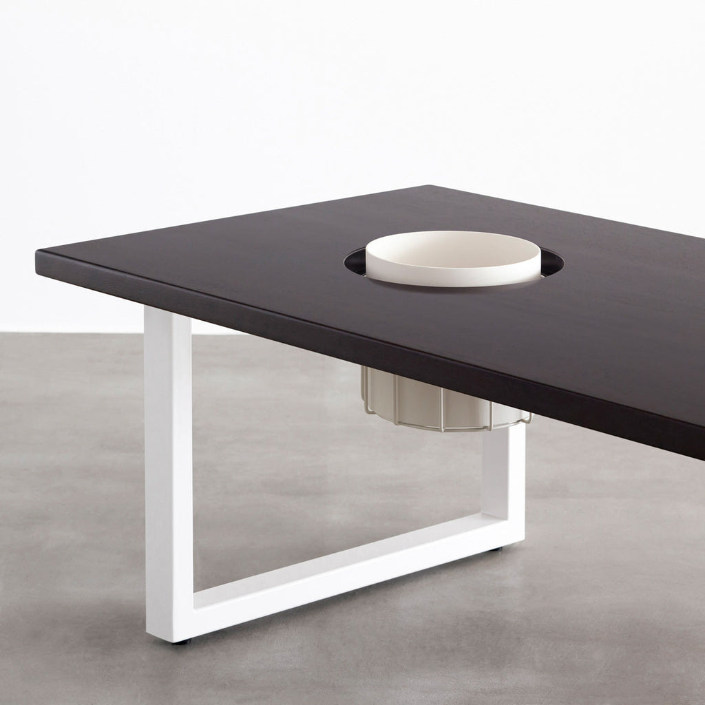 KANADEMONOのワイヤーバスケット付きのラバーウッド材ブラックブラウンカラー天板にマットホワイトのスクエア鉄脚を組み合わせたローテーブル（天板と脚）