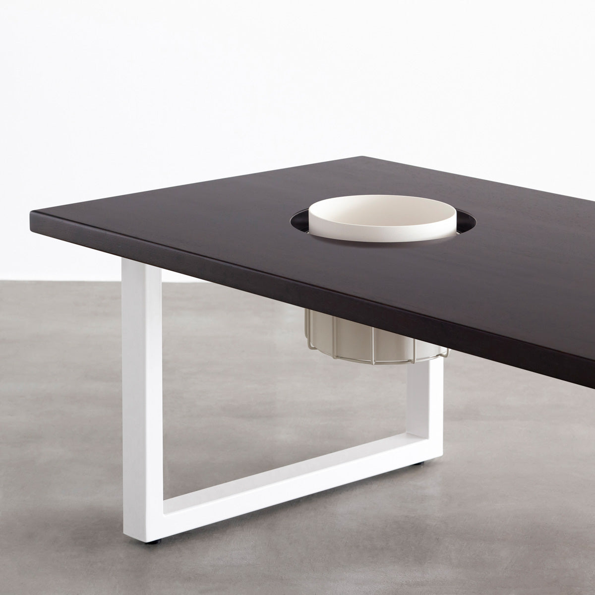 KANADEMONOのワイヤーバスケット付きのラバーウッド材ブラックブラウンカラー天板にマットホワイトのスクエア鉄脚を組み合わせたローテーブル（天板と脚）