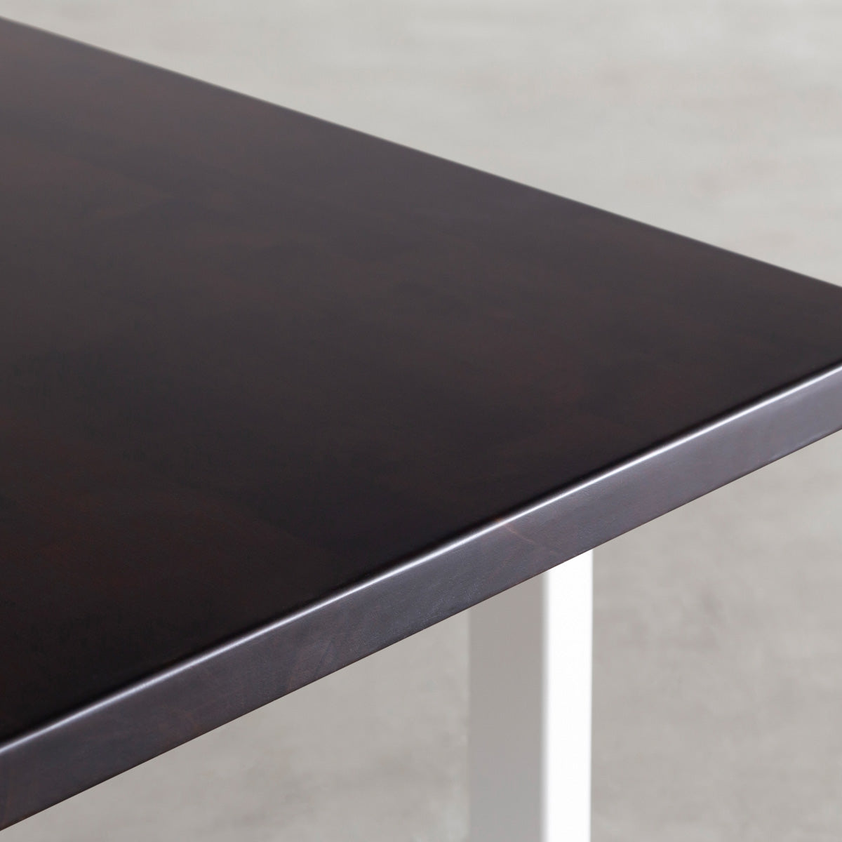 KANADEMONOのワイヤーバスケット付きのラバーウッド材ブラックブラウンカラー天板にマットホワイトのスクエア鉄脚を組み合わせたローテーブル（天板）