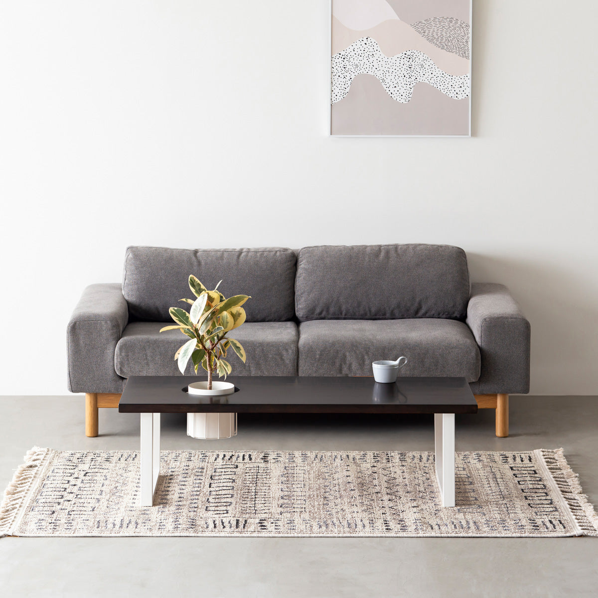 KANADEMONOのワイヤーバスケット付きのラバーウッド材ブラックブラウンカラー天板にマットホワイトのスクエア鉄脚を組み合わせたローテーブル（使用例2）