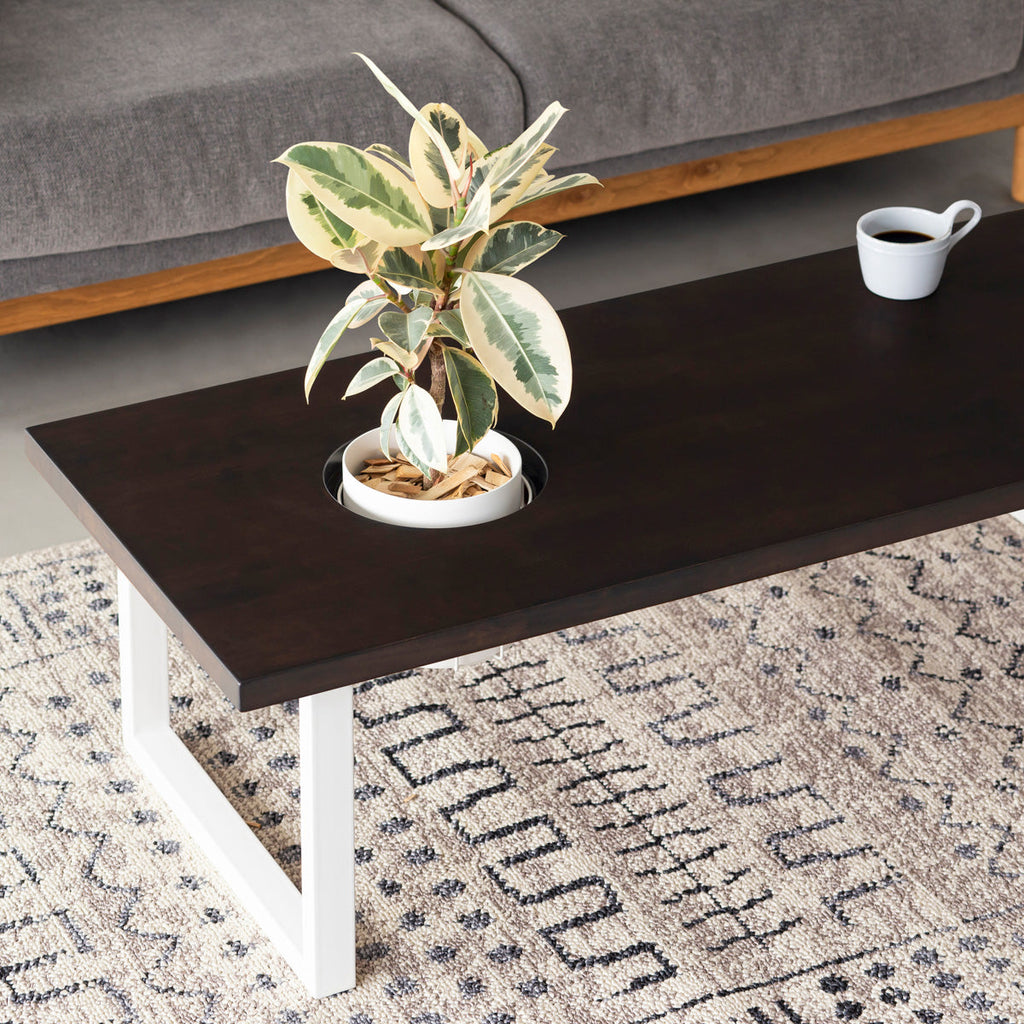 KANADEMONOのワイヤーバスケット付きのラバーウッド材ブラックブラウンカラー天板にマットホワイトのスクエア鉄脚を組み合わせたローテーブル（使用例3）