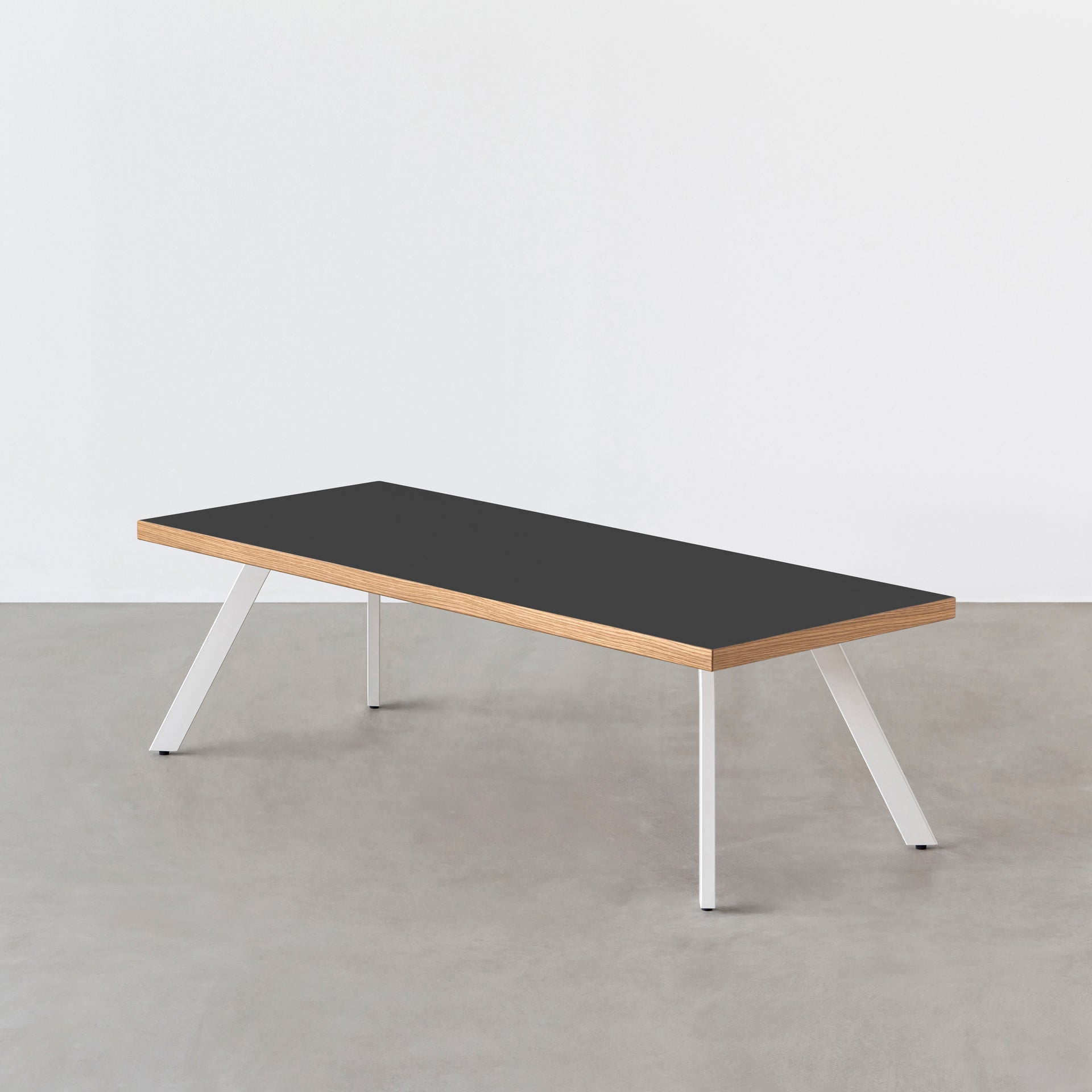 KanademonoのリノリウムNero天板にホワイトの4pinアイアン脚を組み合わせたローテーブル（オーク）