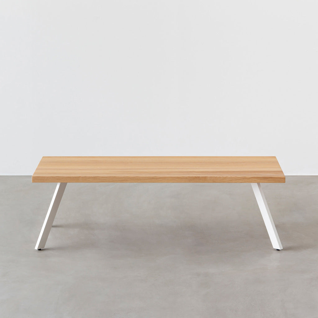 Kanademonoの無垢ホワイトアッシュ天板にホワイトの4pinアイアン脚を組み合わせたローテーブル（正面）