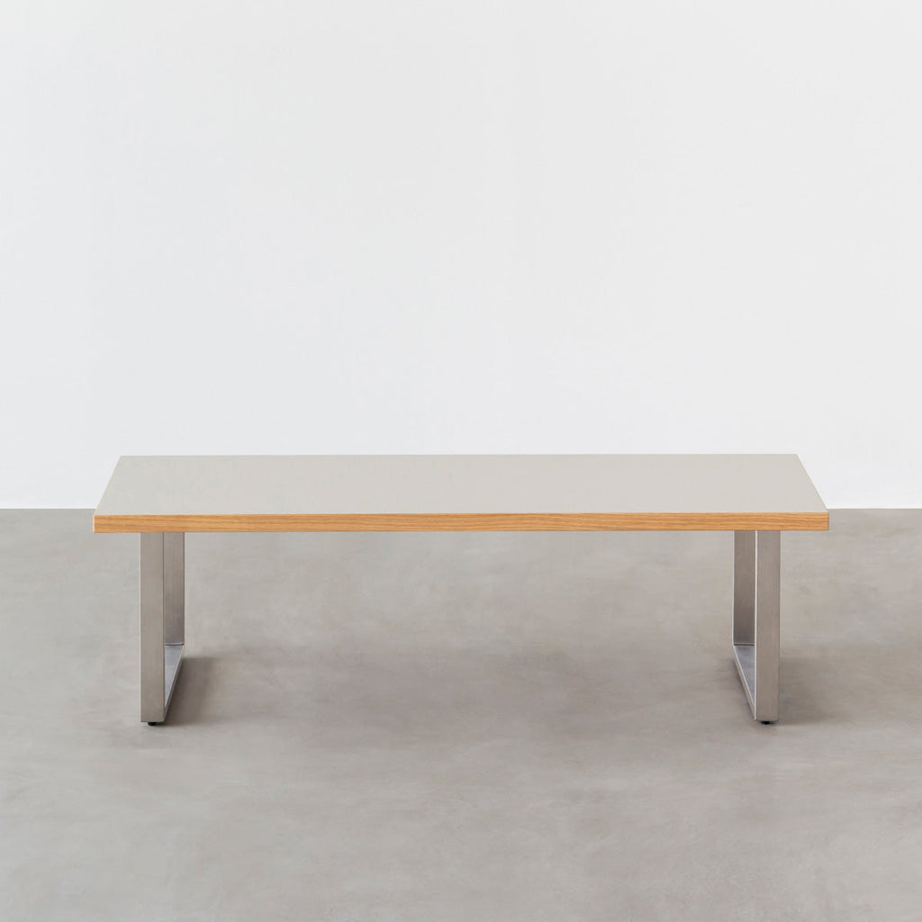 KanademonoのリノリウムPebble天板にステンレスのローレクタングル鉄脚を組み合わせたローテーブル（正面）