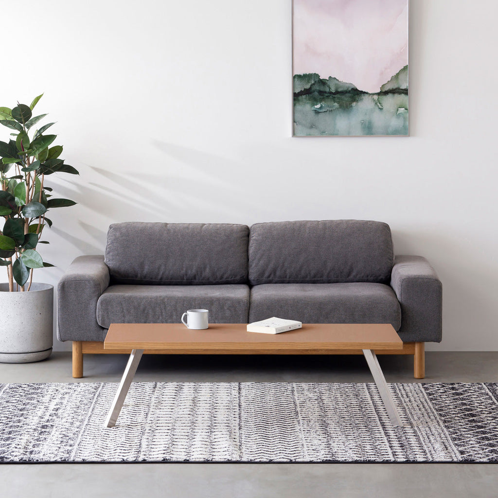 KanademonoのリノリウムWalnut天板にステンレスの4pinアイアン脚を組み合わせたローテーブル（使用例）